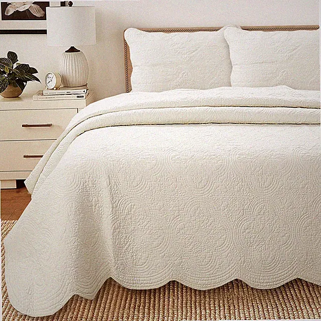 Ivory Matelasse Medallion Scalloped Reversible Cotton Quilt Set Coverlet